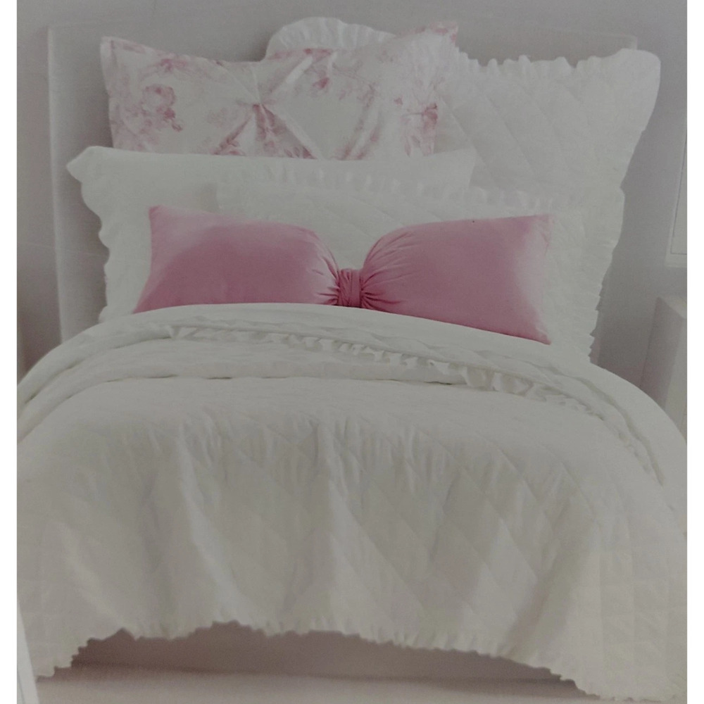Armoire Collection Whtie Coquette Quilt Twin/XL Twin BRAND NEW